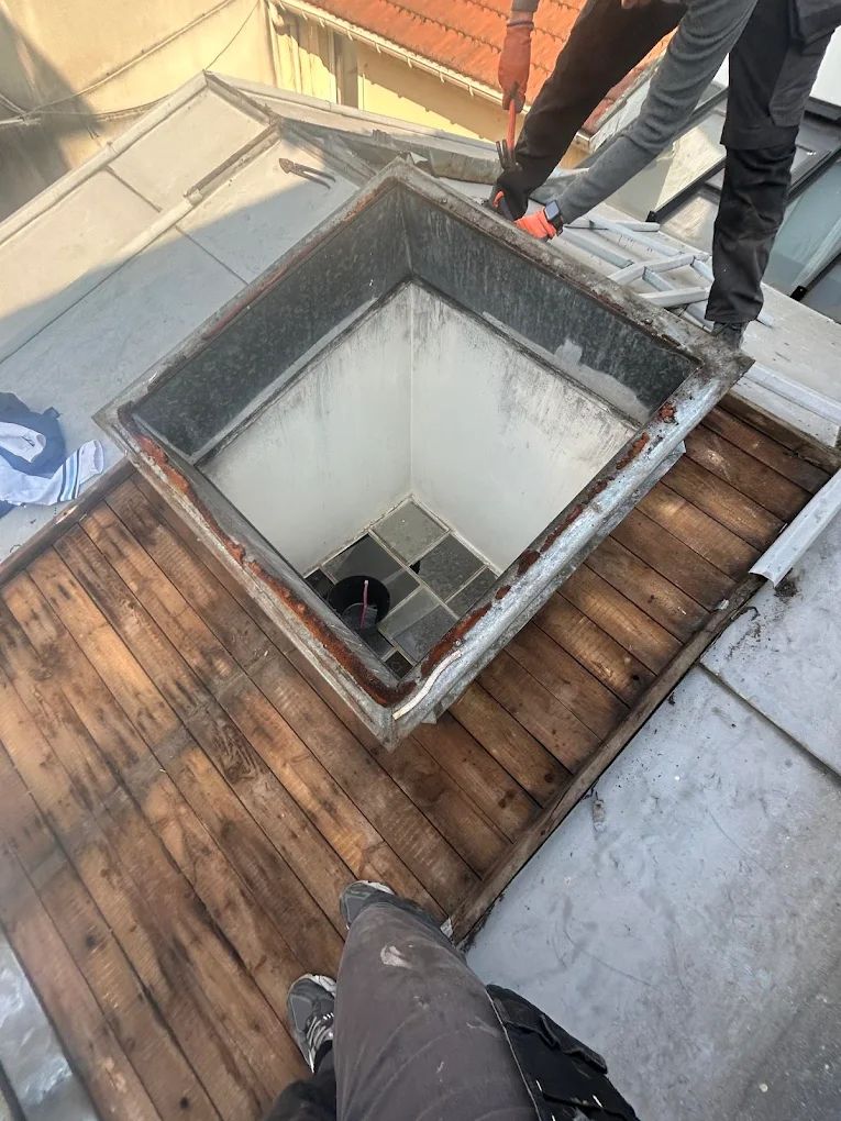Travaux de zinguerie autour d’une trémie de toiture