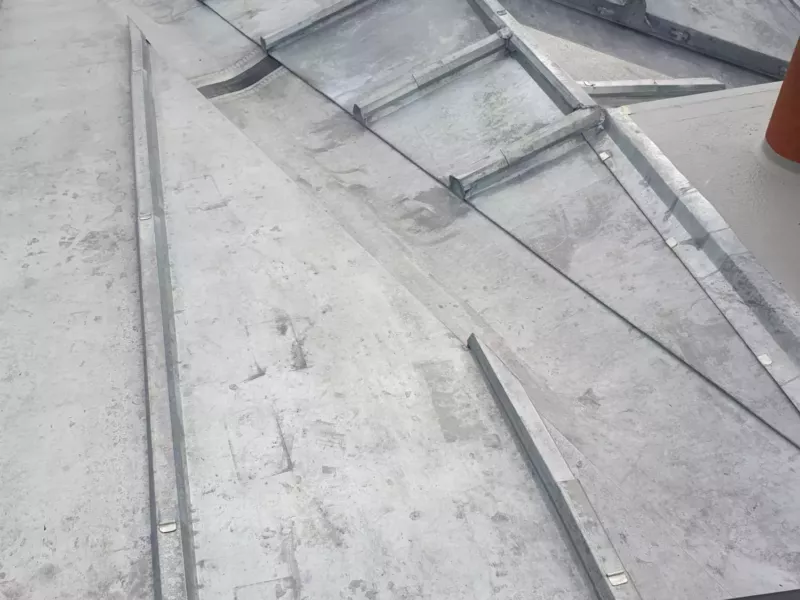 Toiture zinc à tasseaux