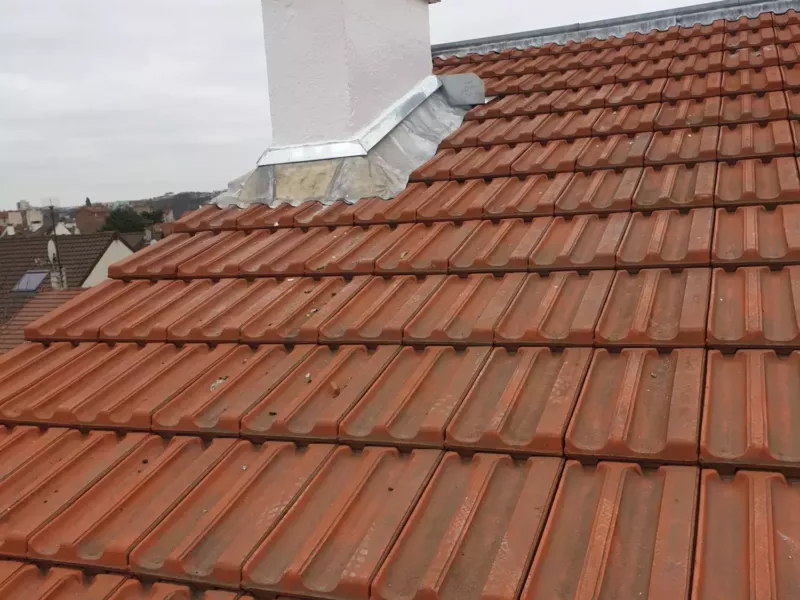 Souche de cheminée et couverture en tuiles — photo 2