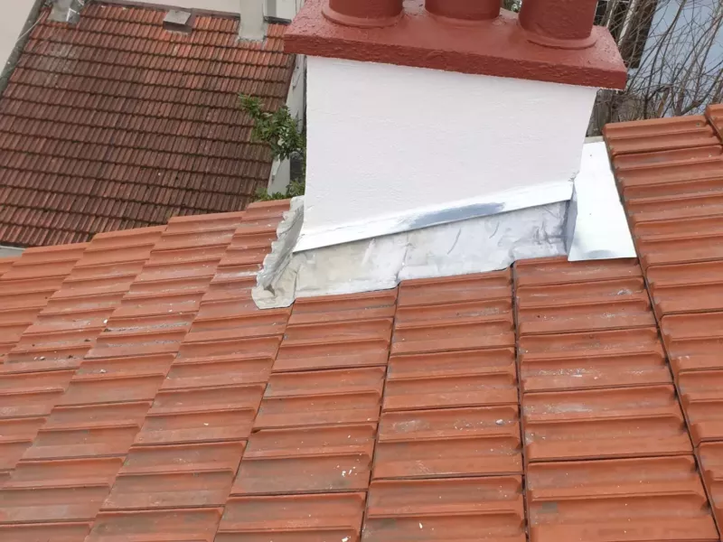Souche de cheminée et couverture en tuiles
