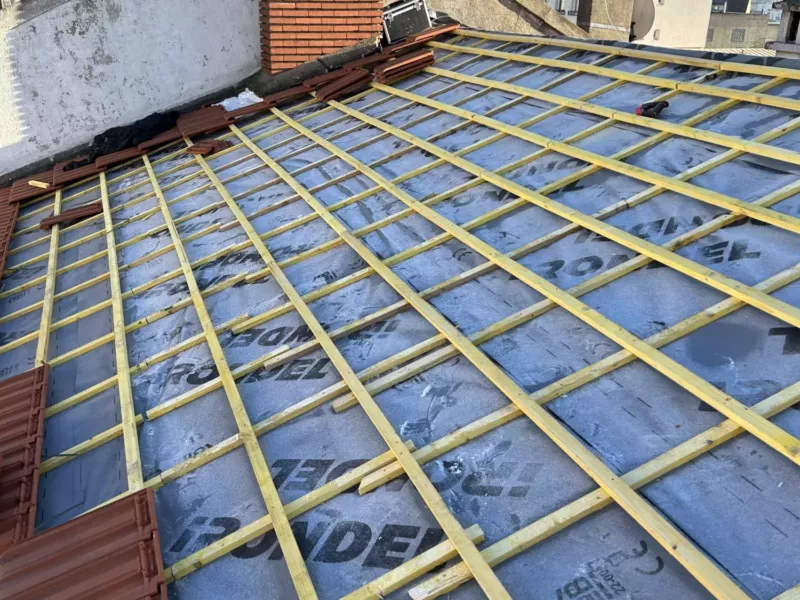 Pose de liteaux et écran sous-toiture