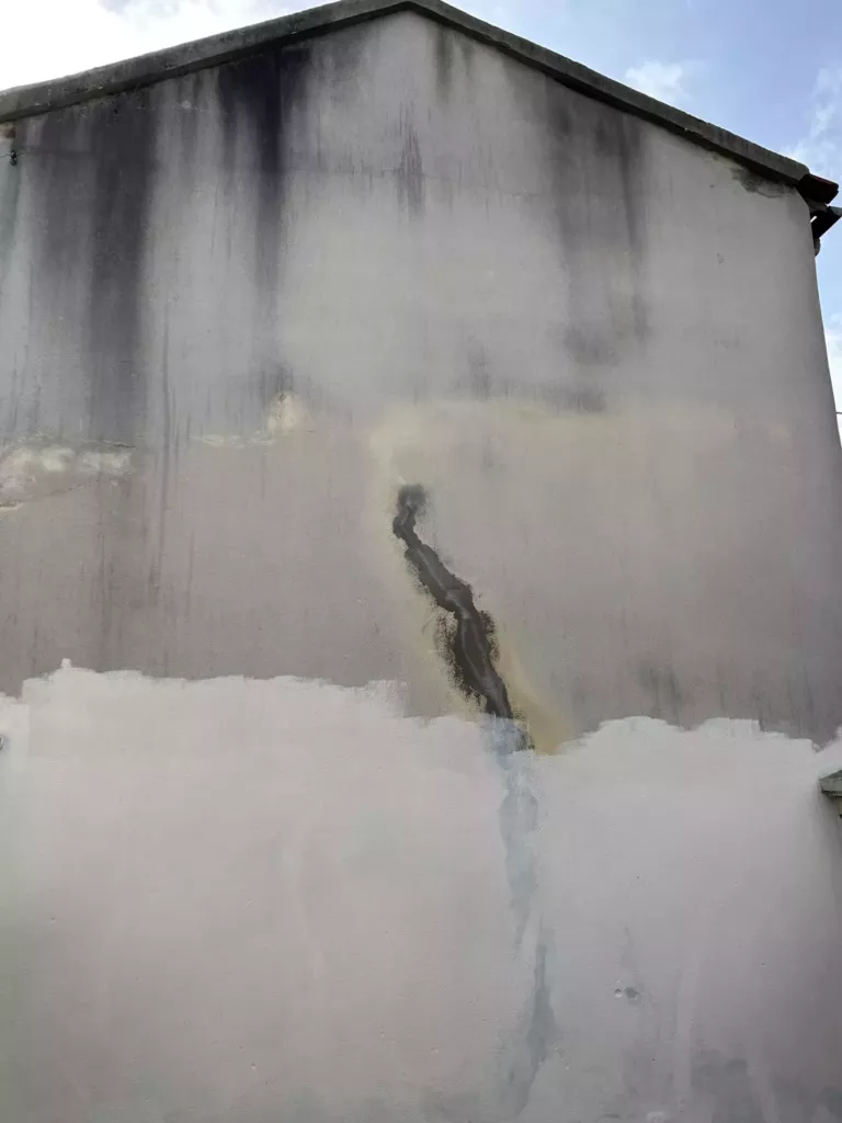 Pignon avant ravalement : fissure et salissures